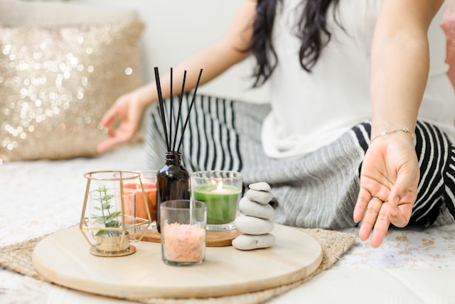 Frau in der Meditation, die mit der Pinterest-Marketingstrategie ihre Meditation ausüben will